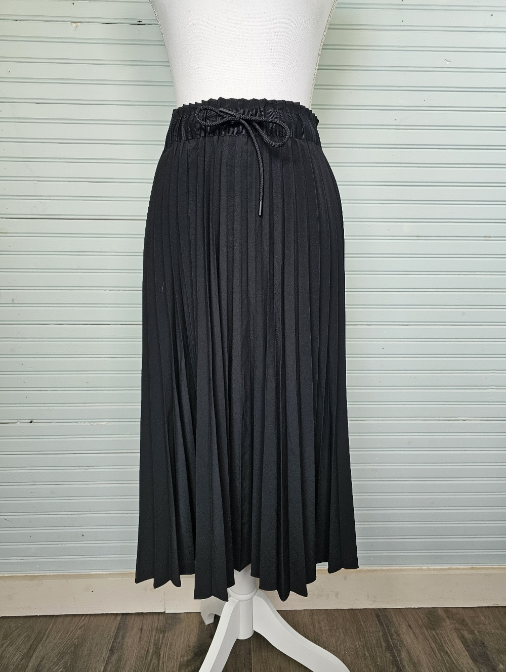 Athleta Hayes Pull On Pleated Midi Skirt S Black Lightweight Drawstring